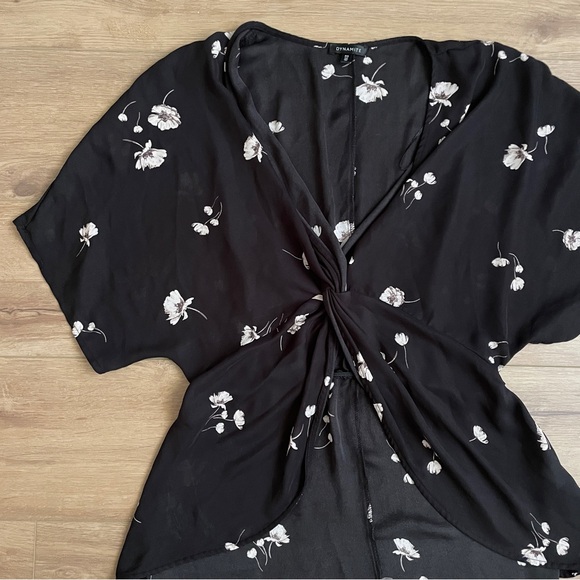 Dynamite Floral V neck Shirt Navy Size Small - Picture 3 of 5